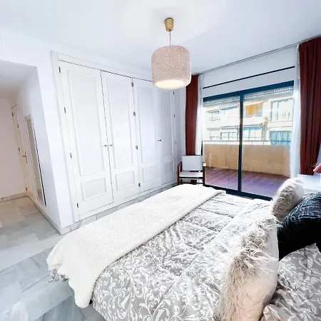 Apartamento 3 Dormitorios En Centro De Con Parking Privado * Marbella